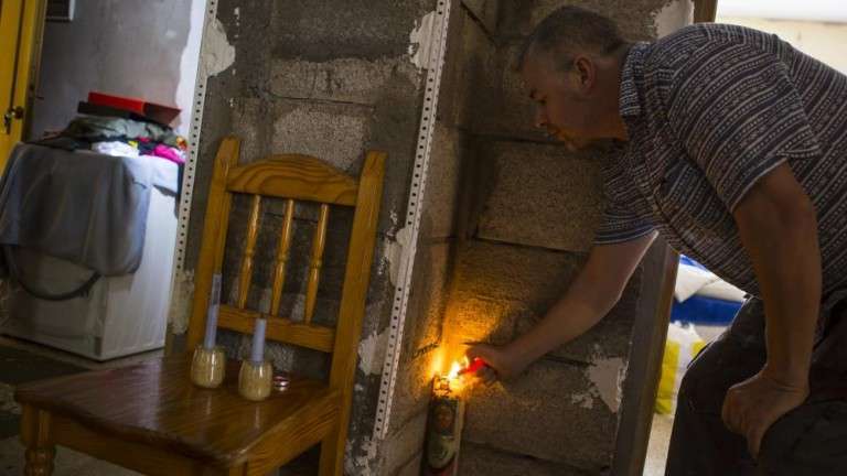 La vivienda no posee luz y la familia se ilumina con velas (Foto Borja Suárez/C7)